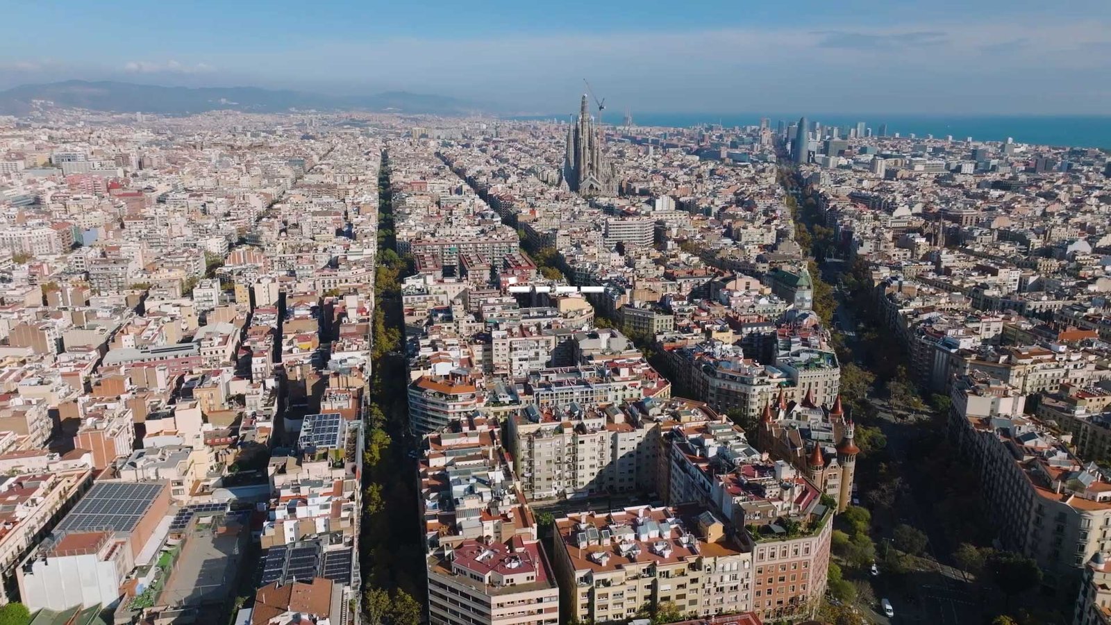 Vista aérea con dron del Eixample de Barcelona, con la Sagrada Família al fondo
