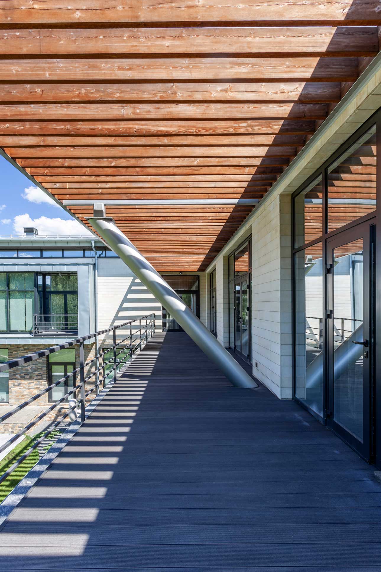 Fotografía arquitectónica del exterior de un edificio residencial
