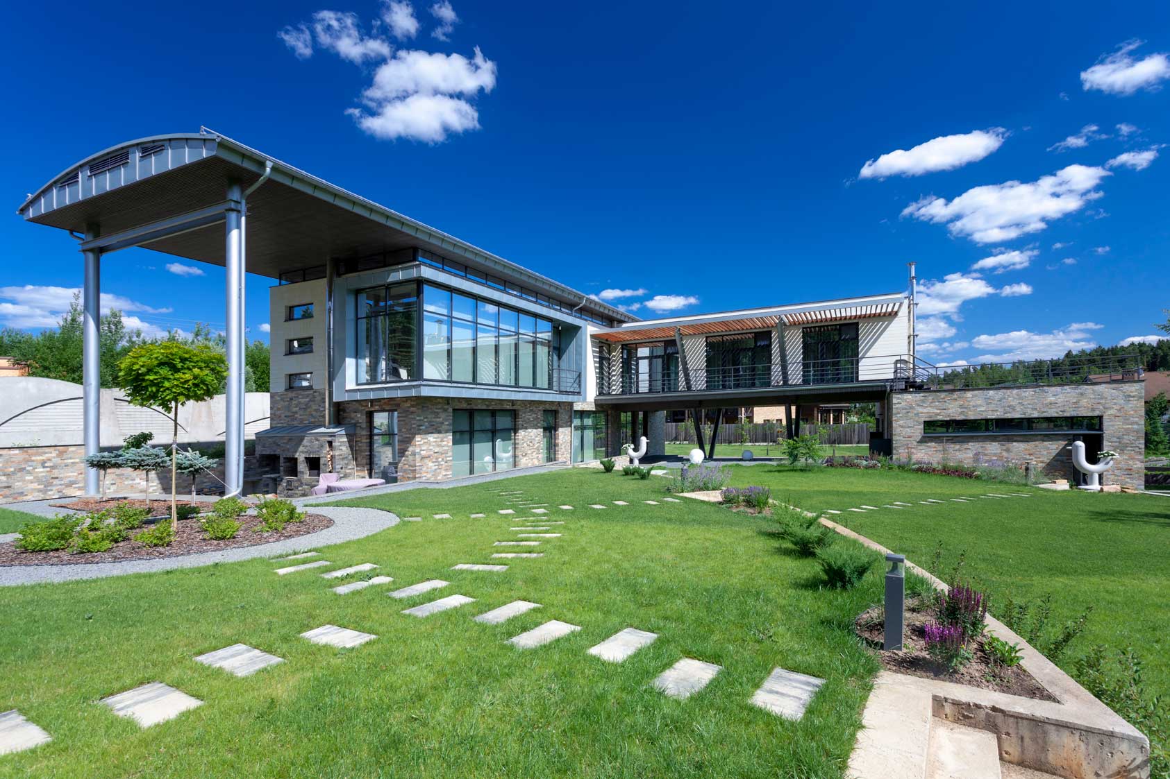 Fotografía del exterior de una villa en España