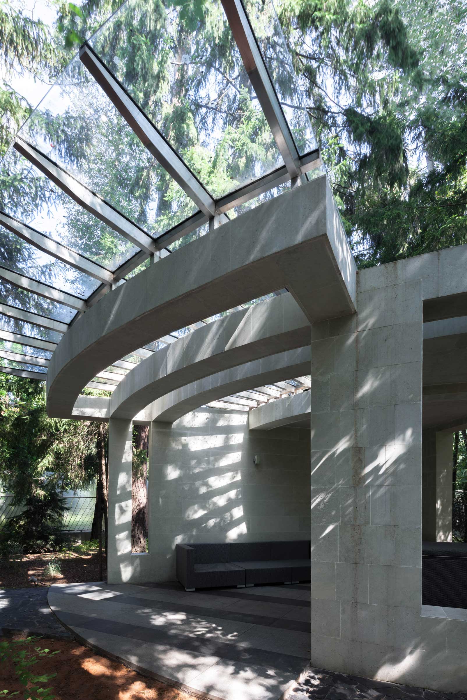 Fotografía arquitectónica del exterior con composición limpia