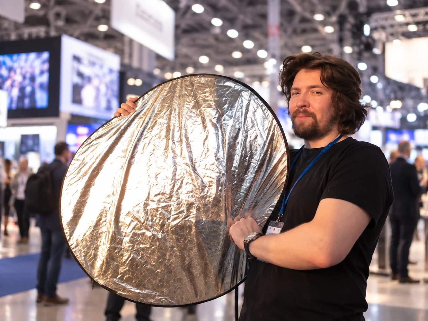 Videógrafo de Kinosvod preparando la luz con reflector para grabar una entrevista en una feria internacional en Barcelona