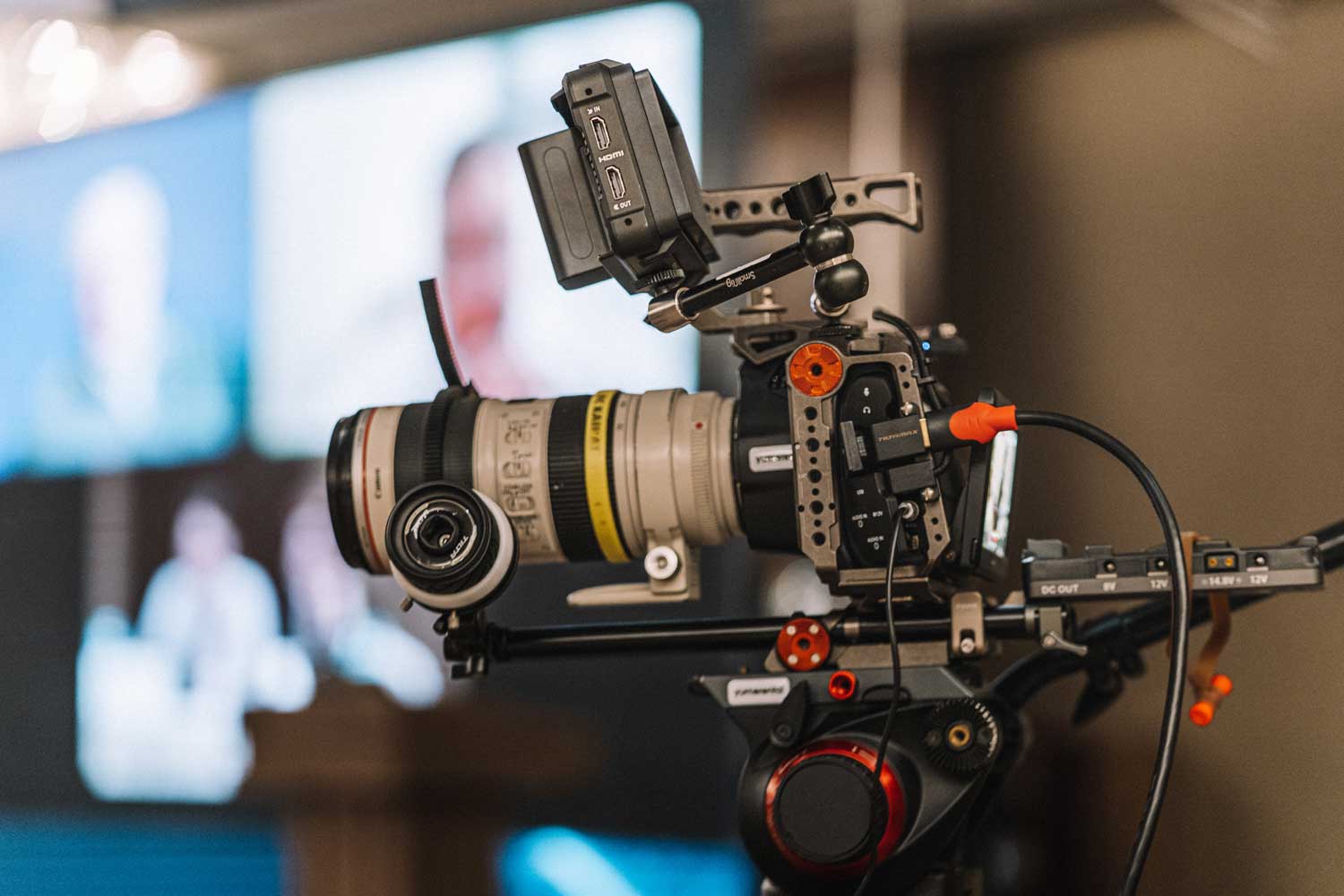 Equipo de videografía filmando una conferencia en Barcelona con cámara de cine profesional